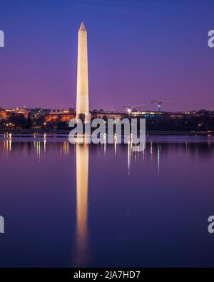 Nachtansicht des Washington Monument vom Tidal Basin in Washington, DC Stockfoto