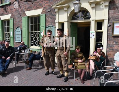 Das Ironbridge-WW2-Wochenende. Die historische Stadt Ironbridge wurde dieses Wochenende an die 1940er Jahre erinnert, als zwei Schauspieler aus dem Weltkrieg aus ganz Großbritannien an der Wohltätigkeitsveranstaltung im Stil der 40s teilnahmen. Kredit: Dave Bagnall/Alamy Live News Stockfoto