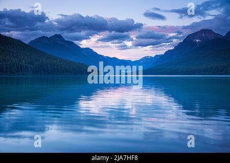 Nachstürme am Abend über Bowman Lake, Glacier National Park, Montana Stockfoto