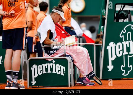 Paris, Frankreich. 28.. Mai 2022. Die russische Tennisspielerin Veronika Kudermetova ist beim French Open Grand Slam Tennisturnier 2022 in Roland Garros, Paris, Frankreich, im Einsatz. Frank Molter/Alamy Live Nachrichten Stockfoto