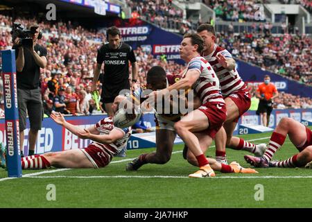 London, Großbritannien. 28.. Mai 2022. JERMAINE MCGILLVARY von Huddersfield Giants erzielt am 28. Mai 2022 im Betfred Challenge Cup Final Match zwischen Huddersfield Giants und Wigan Warriors im Tottenham Hotspur Stadium, London, England, einen Versuch, es 14-12 zu erreichen. Foto von Ken Sparks. Nur zur redaktionellen Verwendung, Lizenz für kommerzielle Nutzung erforderlich. Keine Verwendung bei Wetten, Spielen oder Veröffentlichungen einzelner Clubs/Vereine/Spieler. Kredit: UK Sports Pics Ltd/Alamy Live Nachrichten Stockfoto