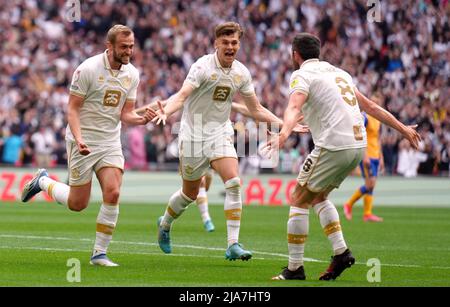 James Wilson von Port Vales (links) feiert das zweite Tor seiner Mannschaft mit Teamkollegen während des zweiten Play-off-Finales der Sky Bet League im Wembley Stadium, London. Bilddatum: Samstag, 28. Mai 2022. Stockfoto