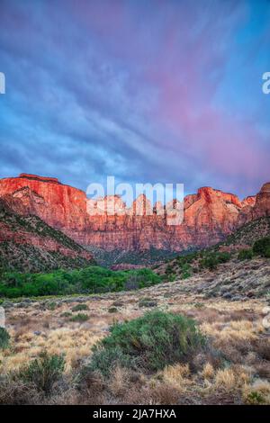 Sonnenaufgang über dem Tempel der Jungfrauen in Springdale, Utah Stockfoto