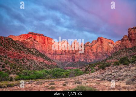 Sonnenaufgang über dem Tempel der Jungfrauen in Springdale, Utah Stockfoto