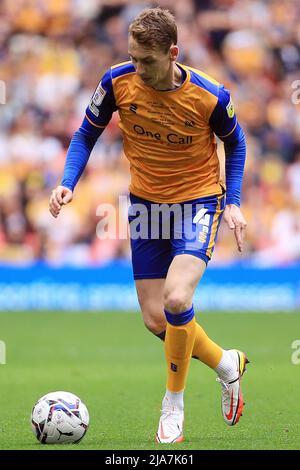 London, Großbritannien. 28.. Mai 2022. Elliott Hewitt von Mansfield Town in Aktion während des Spiels. SkyBet EFL League Two spielt am Samstag, den 28.. Mai 2022, im Wembley Stadium in London in Mansfield Town gegen Port Val.Dieses Bild darf nur für redaktionelle Zwecke verwendet werden. Nur zur redaktionellen Verwendung, Lizenz für kommerzielle Nutzung erforderlich. Keine Verwendung bei Wetten, Spielen oder Veröffentlichungen in einem Club/einer Liga/einem Spieler.pic von Steffan Bowen/Andrew Orchard Sports Photography/Alamy Live News Credit: Andrew Orchard Sports Photography/Alamy Live News Stockfoto