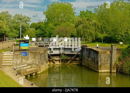 PORT MEADOW OXFORD GODSTOW LOCK EINE ELEKTRISCHE SELBSTBEDIENUNGSSCHLEUSE AN DER THEMSE Stockfoto