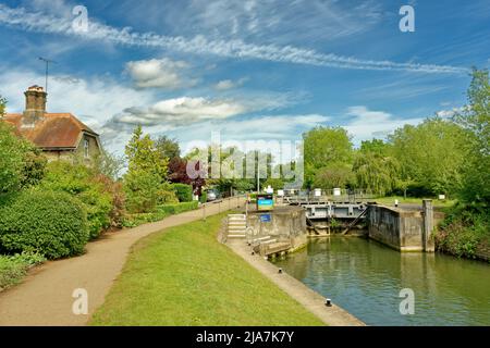 PORT MEADOW OXFORD GODSTOW LOCK EINE ELEKTRISCHE SCHLEUSE AN DER THEMSE Stockfoto