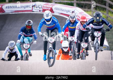 Der kolumbianische Diego Alejandro Arboleda Ospina (Mitte links) gewinnt am ersten Tag des UCI BMX Racing World Cup in Glasgow das Elite-Finale der Männer. Bilddatum: Samstag, 28. Mai 2022. Stockfoto