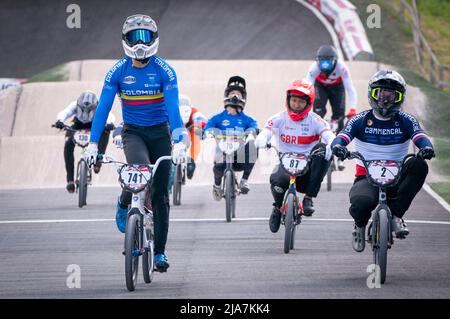 Der kolumbianische Diego Alejandro Arboleda Ospina (Mitte links) gewinnt am ersten Tag des UCI BMX Racing World Cup in Glasgow das Elite-Finale der Männer. Bilddatum: Samstag, 28. Mai 2022. Stockfoto