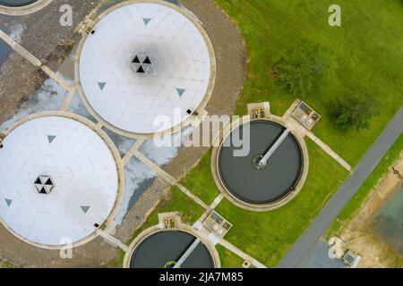 Luftaufnahme der Kläranlage, Filtration von schmutzigem Abwasser Stockfoto