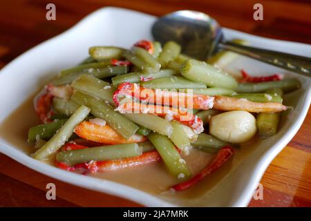 Thai-Stil, Stir gebratenen Lotusstiel mit Garnelenkralle. Stockfoto