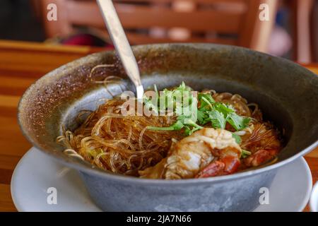 Gedünstete Garnelen mit Vermicelli, aufgeschmorte Garnelen mit Glasnudeln. Stockfoto