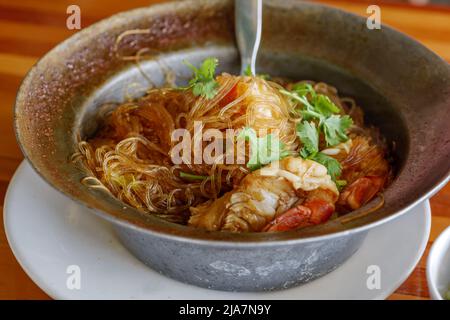 Gedünstete Garnelen mit Vermicelli, aufgeschmorte Garnelen mit Glasnudeln. Stockfoto