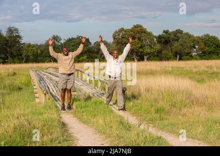 Botswana Safari-Fahrer und Tracker im Moremi Game Reserve Stockfoto