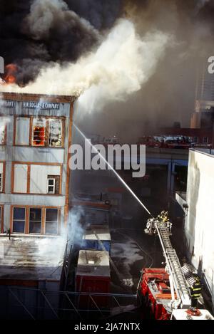 Fulton Market Tin baut verdächtiges Feuer am 29. 1995. März, New York City Stockfoto