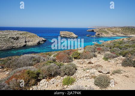 Wunderschöne blaue Lagune auf der europäischen Comino Insel in Malta, klarer blauer Himmel in 2022 warmen sonnigen Frühlingstag im Mai. Stockfoto