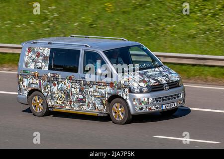 2011 VW Custom Volkswagen Transporter TRANSPORTER T28 TDI P/V Silver SWB Campervan fährt auf der Autobahn M6, Großbritannien Stockfoto