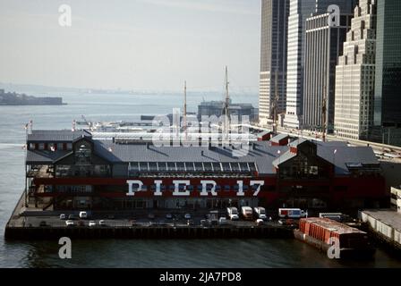 Old Pier 17 und Downtown Manhattan und Wall Street von Brooklyn Bridge, New York City 1988 aus gesehen Stockfoto