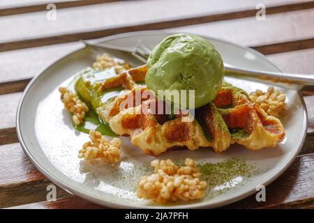 Matcha Green Tea Eiscreme auf Croissant-Waffeln. Stockfoto