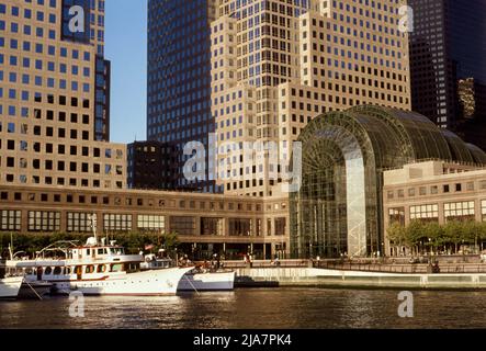 Das Bootsbecken am World Financial Center, heute der Brookfield Place in New York City 1990er Stockfoto
