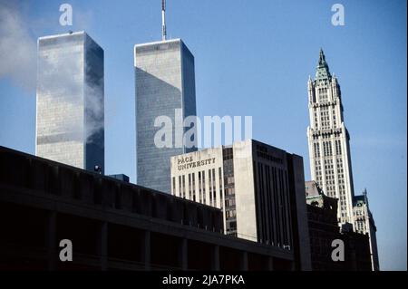 World Trade Center, Pace University und Woolworth-Gebäude in der Innenstadt von New York City Anfang 1990er Stockfoto