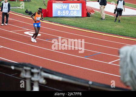 Eugene, Oregon, USA. 28.. Mai 2022. FRANCINE NYONSABA aus Burundi gewinnt beim Prefontaine Classic im Hayward Field in Eugene, Oregon, den zwei-Meilen-Lauf der Frauen und stellt einen Meet-Rekord auf. (Bild: © Brian Branch Price/ZUMA Press Wire) Stockfoto