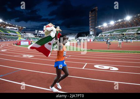 Eugene, Oregon, USA. 28.. Mai 2022. FRANCINE NYONSABA aus Burundi gewinnt beim Prefontaine Classic im Hayward Field in Eugene, Oregon, den zwei-Meilen-Lauf der Frauen und stellt einen Meet-Rekord auf. (Bild: © Brian Branch Price/ZUMA Press Wire) Stockfoto