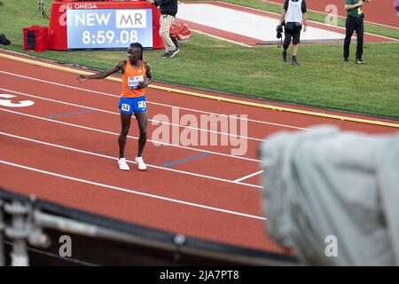 Eugene, Oregon, USA. 28.. Mai 2022. FRANCINE NYONSABA aus Burundi gewinnt beim Prefontaine Classic im Hayward Field in Eugene, Oregon, den zwei-Meilen-Lauf der Frauen und stellt einen Meet-Rekord auf. (Bild: © Brian Branch Price/ZUMA Press Wire) Stockfoto