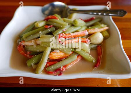 Thai-Stil, Stir gebratenen Lotusstiel mit Garnelenkralle. Stockfoto