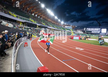 Eugene, Oregon, USA. 28.. Mai 2022. FRANCINE NYONSABA aus Burundi gewinnt beim Prefontaine Classic im Hayward Field in Eugene, Oregon, den zwei-Meilen-Lauf der Frauen und stellt einen Meet-Rekord auf. (Bild: © Brian Branch Price/ZUMA Press Wire) Stockfoto