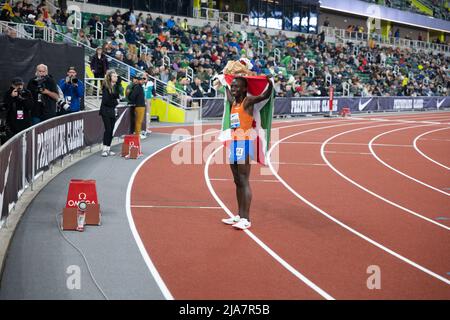 Eugene, Oregon, USA. 28.. Mai 2022. FRANCINE NYONSABA aus Burundi gewinnt beim Prefontaine Classic im Hayward Field in Eugene, Oregon, den zwei-Meilen-Lauf der Frauen und stellt einen Meet-Rekord auf. (Bild: © Brian Branch Price/ZUMA Press Wire) Stockfoto