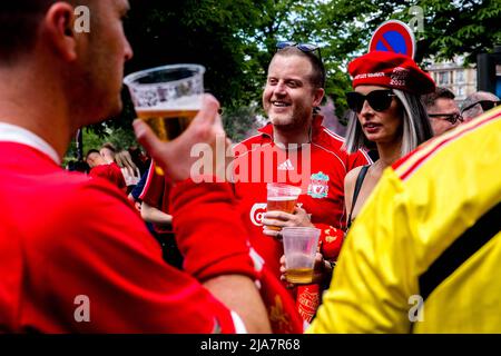 Wenige Stunden vor Beginn des Champions-League-Finales zwischen Liverpool und Real Madrid marschierten englische Fans auf den Place de la Nation ein, wo sich die Fanzone befindet. Paris, Frankreich, am 28. Mai 2022. Foto von Denis Prezat/ABACAPRESS.COM Stockfoto