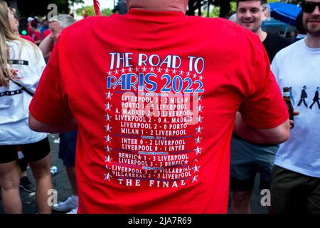 Wenige Stunden vor Beginn des Champions-League-Finales zwischen Liverpool und Real Madrid marschierten englische Fans auf den Place de la Nation ein, wo sich die Fanzone befindet. Paris, Frankreich, am 28. Mai 2022. Foto von Denis Prezat/ABACAPRESS.COM Stockfoto