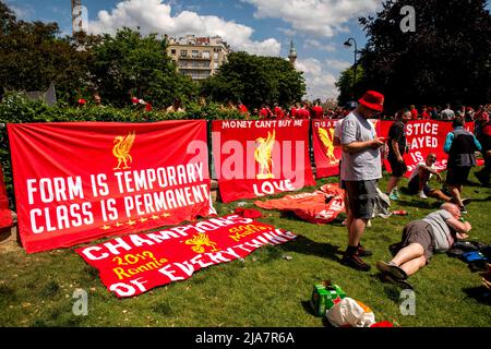 Wenige Stunden vor Beginn des Champions-League-Finales zwischen Liverpool und Real Madrid marschierten englische Fans auf den Place de la Nation ein, wo sich die Fanzone befindet. Paris, Frankreich, am 28. Mai 2022. Foto von Denis Prezat/ABACAPRESS.COM Stockfoto