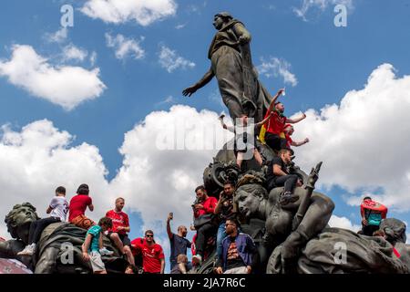 Wenige Stunden vor Beginn des Champions-League-Finales zwischen Liverpool und Real Madrid marschierten englische Fans auf den Place de la Nation ein, wo sich die Fanzone befindet. Paris, Frankreich, am 28. Mai 2022. Foto von Denis Prezat/ABACAPRESS.COM Stockfoto