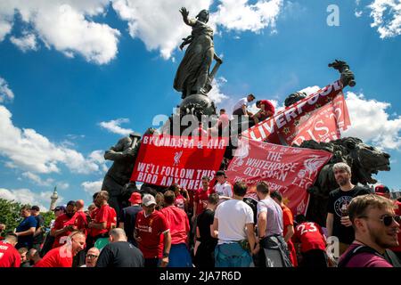 Wenige Stunden vor Beginn des Champions-League-Finales zwischen Liverpool und Real Madrid marschierten englische Fans auf den Place de la Nation ein, wo sich die Fanzone befindet. Paris, Frankreich, am 28. Mai 2022. Foto von Denis Prezat/ABACAPRESS.COM Stockfoto