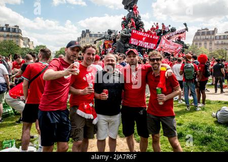 Wenige Stunden vor Beginn des Champions-League-Finales zwischen Liverpool und Real Madrid marschierten englische Fans auf den Place de la Nation ein, wo sich die Fanzone befindet. Paris, Frankreich, am 28. Mai 2022. Foto von Denis Prezat/ABACAPRESS.COM Stockfoto