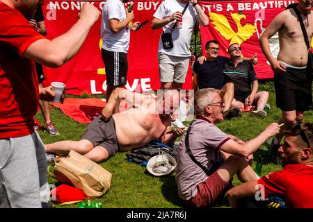 Wenige Stunden vor Beginn des Champions-League-Finales zwischen Liverpool und Real Madrid marschierten englische Fans auf den Place de la Nation ein, wo sich die Fanzone befindet. Paris, Frankreich, am 28. Mai 2022. Foto von Denis Prezat/ABACAPRESS.COM Stockfoto