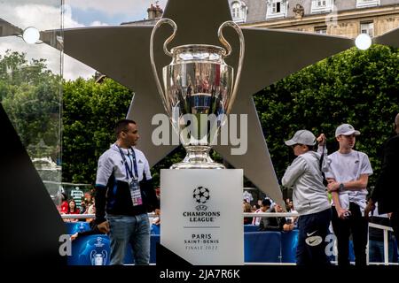 Wenige Stunden vor Beginn des Champions-League-Finales zwischen Liverpool und Real Madrid marschierten englische Fans auf den Place de la Nation ein, wo sich die Fanzone befindet. Paris, Frankreich, am 28. Mai 2022. Foto von Denis Prezat/ABACAPRESS.COM Stockfoto