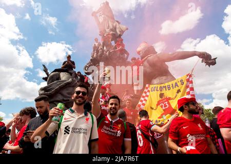 Wenige Stunden vor Beginn des Champions-League-Finales zwischen Liverpool und Real Madrid marschierten englische Fans auf den Place de la Nation ein, wo sich die Fanzone befindet. Paris, Frankreich, am 28. Mai 2022. Foto von Denis Prezat/ABACAPRESS.COM Stockfoto