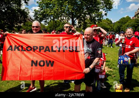 Wenige Stunden vor Beginn des Champions-League-Finales zwischen Liverpool und Real Madrid marschierten englische Fans auf den Place de la Nation ein, wo sich die Fanzone befindet. Paris, Frankreich, am 28. Mai 2022. Foto von Denis Prezat/ABACAPRESS.COM Stockfoto