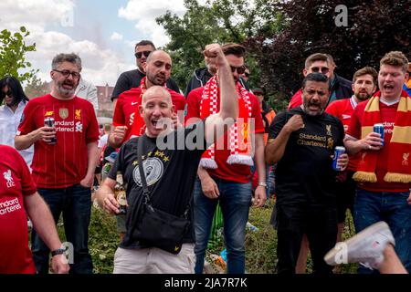 Wenige Stunden vor Beginn des Champions-League-Finales zwischen Liverpool und Real Madrid marschierten englische Fans auf den Place de la Nation ein, wo sich die Fanzone befindet. Paris, Frankreich, am 28. Mai 2022. Foto von Denis Prezat/ABACAPRESS.COM Stockfoto