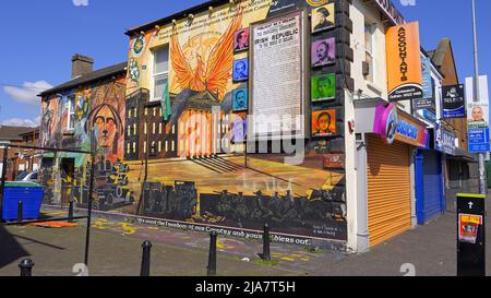 Die berühmten Wandtapeten von Belfast an den Häusern und der Friedensmauer - BELFAST, Großbritannien - 25. APRIL 2022 Stockfoto