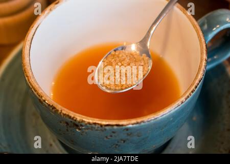 Eine Tasse duftenden, heißen Tee, Sanddorn, Ingwer und Gewürze aus der Nähe Stockfoto