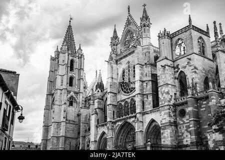 Gotische Kathedrale der Stadt Leon in Spanien, in schwarz-weiß und dramatischen Himmel. Stockfoto