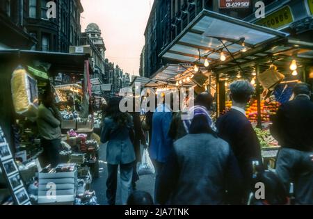 1976 Archivbild der Ansicht nach Süden entlang des Rupert Street Marktes in Soho, London. Stockfoto