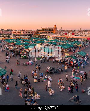 Marrakesch, Marokko, Afrika - 9. November 2017: Luftaufnahme der Stadt Marrakesch und der Menschen in der Innenstadt, die den Markt genießen Stockfoto