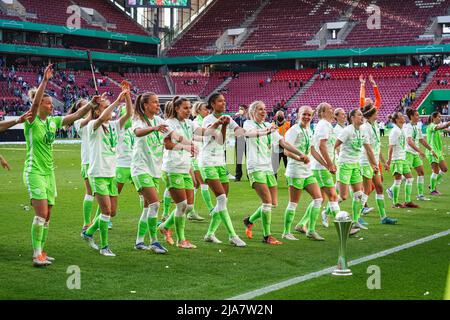 Köln, Deutschland. 28.. Mai 2022. VfL Wolfsburg nach dem DFB-Pokalfinale der Frauen 2021/2022 zwischen VfL Wolfsburg und Turbine Potsdam beim RheinEnergieSTADIUM in Köln. Norina Toenges/Sports Press Foto: SPP Sport Press Foto. /Alamy Live News Stockfoto