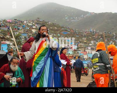 Ein Prediger, der eine regenbogenfarbene Tunika auf dem Friedhof von La Esperanza im Stadtteil Villa el Salvador in Lima trägt, ist einer der größten in ganz Amerika und empfängt fast zwei Millionen Besucher pro Jahr, nur am Tag der Toten. Stockfoto