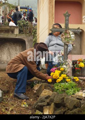 Ein älteres Paar, das ihren verstorbenen Verwandten Blumen auf dem Friedhof von La Esperanza im Bezirk Villa el Salvador in Lima bringt. Es ist eines der größten in Amerika und empfängt fast zwei Millionen Besucher pro Jahr, nur am Tag der Toten. Stockfoto